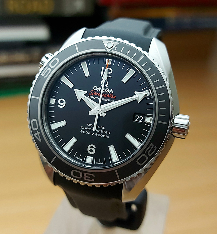 Omega planet ocean 42mm best sale rubber strap